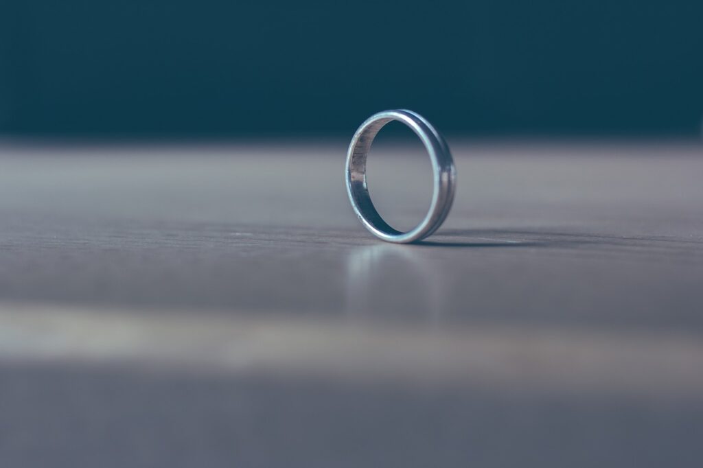 Bracelets, bagues, colliers : comment porter les bijoux masculins avec élégance