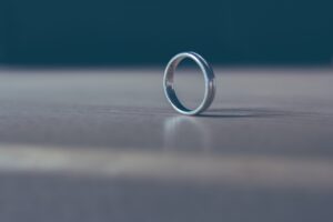 Bracelets, bagues, colliers : comment porter les bijoux masculins avec élégance