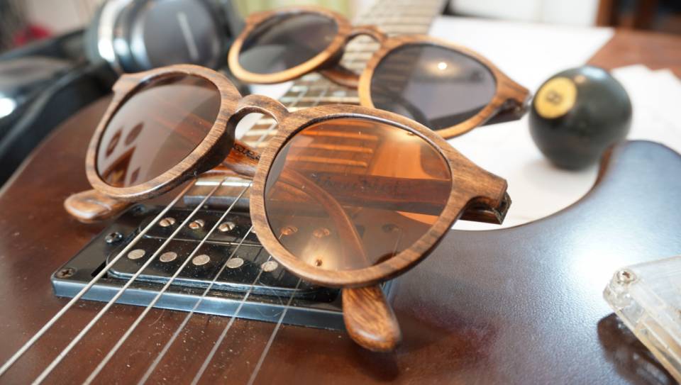 paires de lunettes en bois 